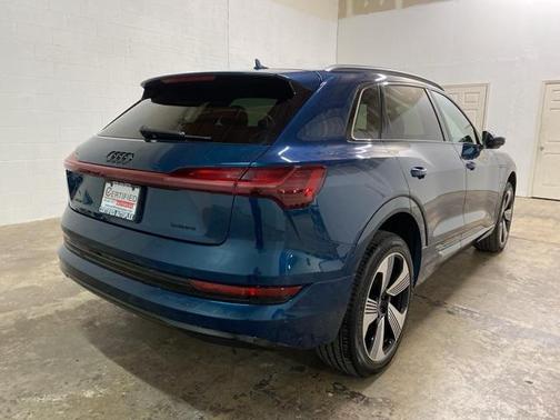 2022 Audi e-tron Premium Plus