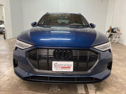 2022 Audi e-tron Premium Plus