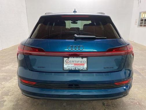 2022 Audi e-tron Premium Plus