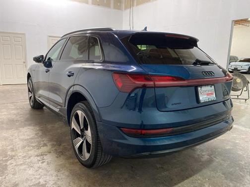 2022 Audi e-tron Premium Plus