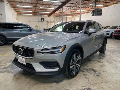 2025 Volvo V60 Cross Country Plus, B5 AWD Gas (mild hybrid)