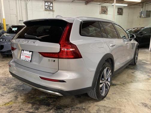 2025 Volvo V60 Cross Country Plus, B5 AWD Gas (mild hybrid)