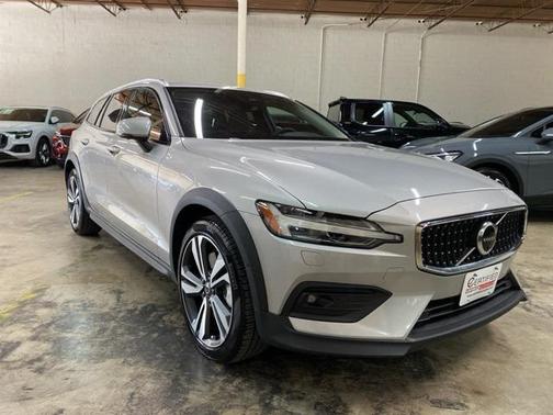 2025 Volvo V60 Cross Country Plus, B5 AWD Gas (mild hybrid)