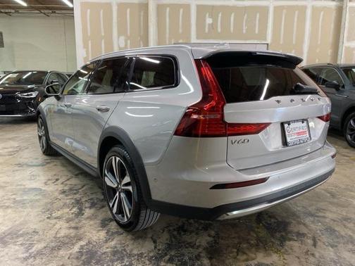 2025 Volvo V60 Cross Country Plus, B5 AWD Gas (mild hybrid)