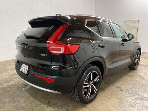 2025 Volvo XC40 B5 Core Bright Theme