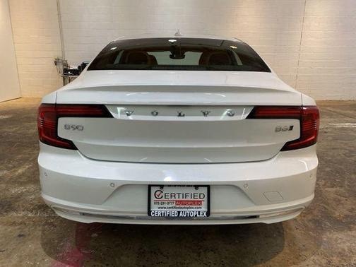 Crystal White Metallic 2022 Volvo S90 B6 Inscription