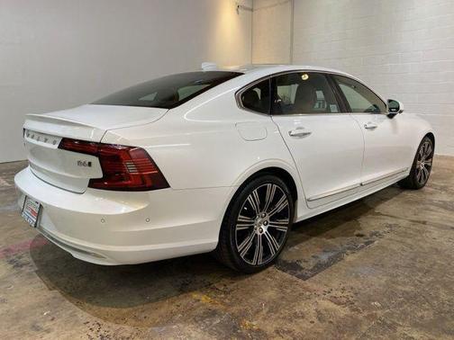 Crystal White Metallic 2022 Volvo S90 B6 Inscription
