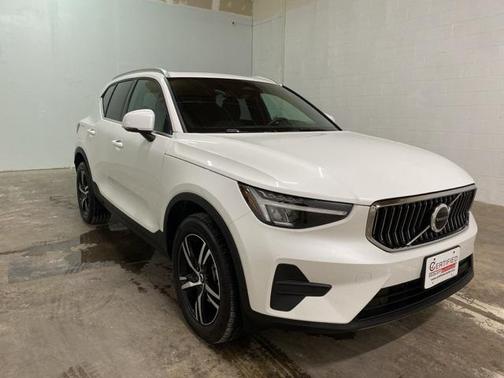 2025 Volvo XC40 B5 Core Bright Theme