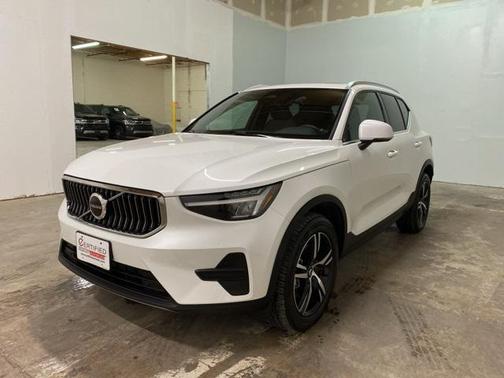 2025 Volvo XC40 B5 Core Bright Theme