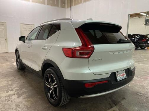 2025 Volvo XC40 B5 Core Bright Theme