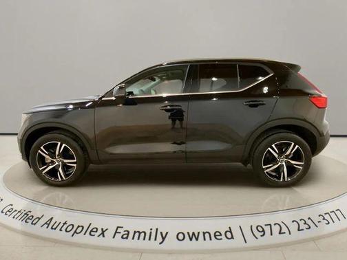 Onyx Black Metallic 2025 Volvo XC40 B5 Core Bright Theme