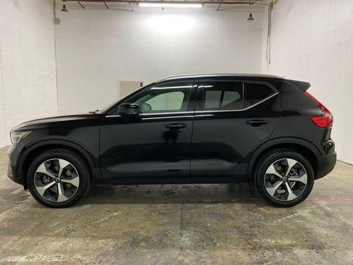 Onyx Black Metallic 2025 Volvo XC40 B5 Plus Bright Theme