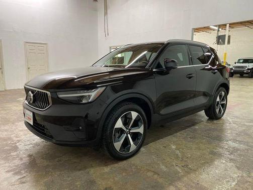 Onyx Black Metallic 2025 Volvo XC40 B5 Plus Bright Theme