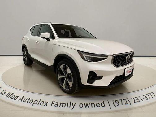 2025 Volvo XC40 B5 Plus Bright Theme