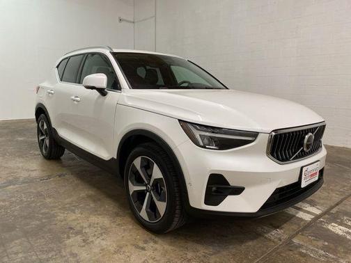 2025 Volvo XC40 B5 Plus Bright Theme