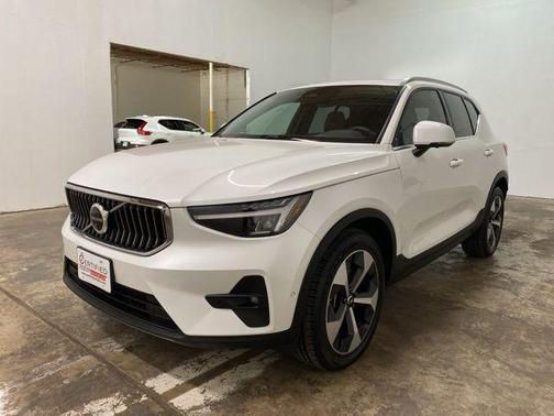 2025 Volvo XC40 B5 Plus Bright Theme