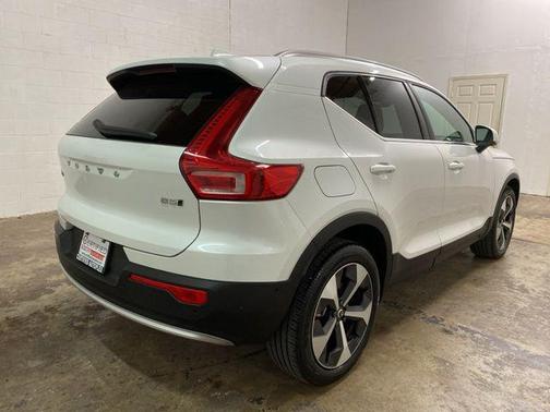 2025 Volvo XC40 B5 Plus Bright Theme