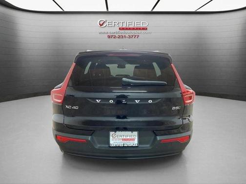 2025 Volvo XC40 B5 Plus Dark Theme