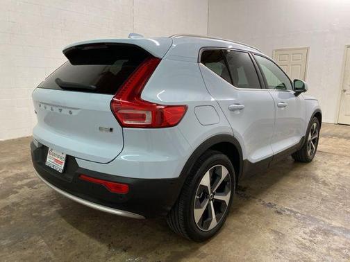 2025 Volvo XC40 B5 Plus Bright Theme