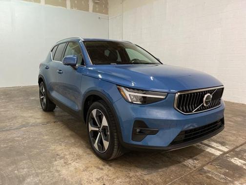 2025 Volvo XC40 B5 Plus Bright Theme