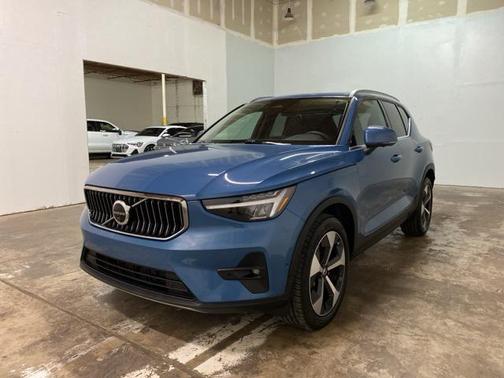 2025 Volvo XC40 B5 Plus Bright Theme
