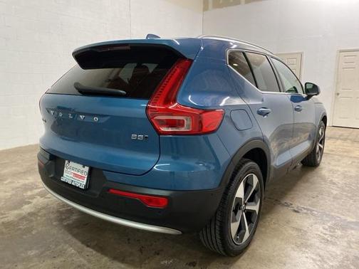 2025 Volvo XC40 B5 Plus Bright Theme