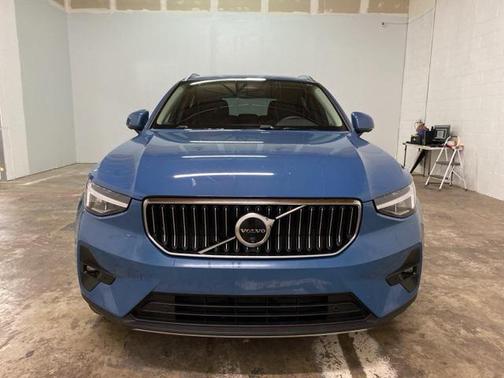 2025 Volvo XC40 B5 Plus Bright Theme