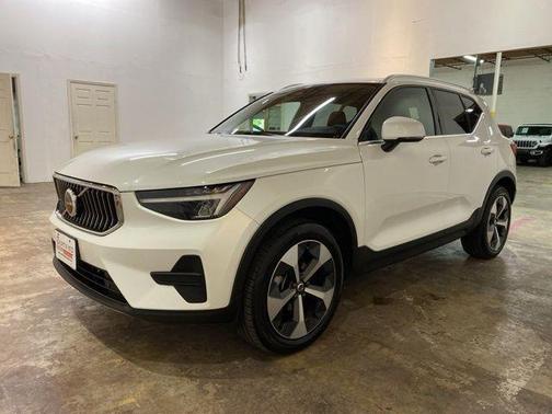 Crystal White Pearl 2025 Volvo XC40 B5 Core Bright Theme