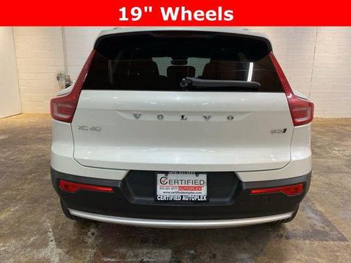 Crystal White Pearl 2025 Volvo XC40 B5 Core Bright Theme