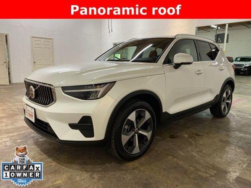 Crystal White Pearl 2025 Volvo XC40 B5 Core Bright Theme