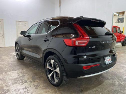 2025 Volvo XC40 B5 Plus Bright Theme