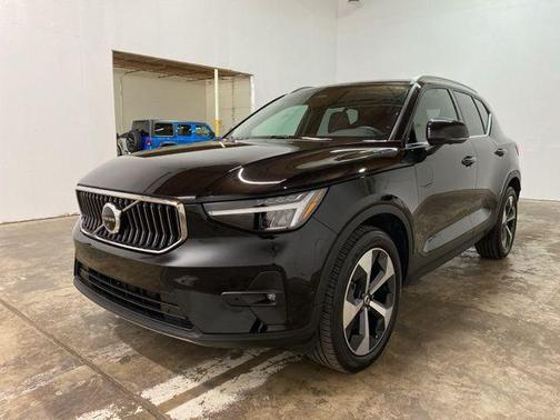2025 Volvo XC40 B5 Plus Bright Theme