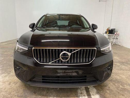2025 Volvo XC40 B5 Plus Bright Theme