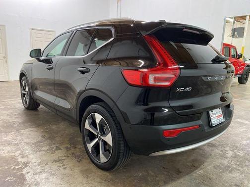 2025 Volvo XC40 B5 Plus Bright Theme