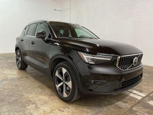 2025 Volvo XC40 B5 Plus Bright Theme
