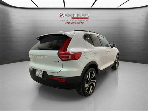 2023 Volvo XC40 B5 Plus Dark Theme