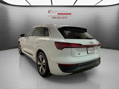 Glacier White Metallic 2024 Audi Q8 e-tron Premium Plus