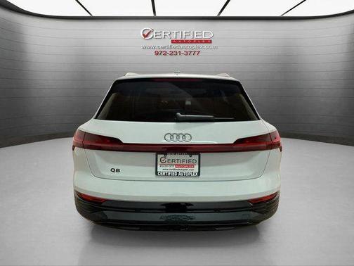Glacier White Metallic 2024 Audi Q8 e-tron Premium Plus