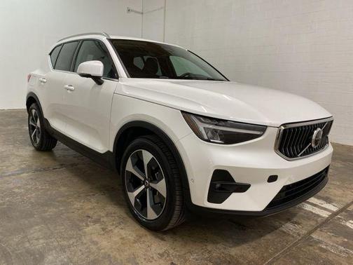 2025 Volvo XC40 B5 Plus Bright Theme