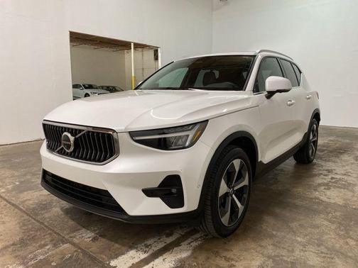 2025 Volvo XC40 B5 Plus Bright Theme