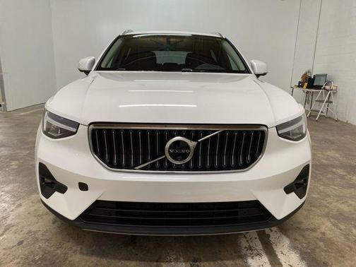 2025 Volvo XC40 B5 Plus Bright Theme