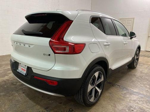 2025 Volvo XC40 B5 Plus Bright Theme