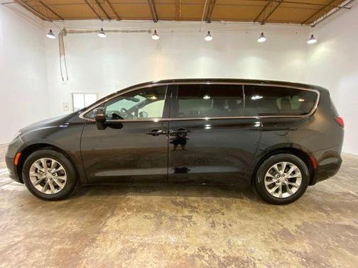 Diamond Black Crystal Pearlcoat 2026 Chrysler Pacifica Limited