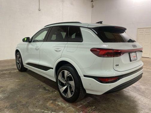 Glacier White Metallic 2025 Audi Q6 e-tron Premium Plus quattro