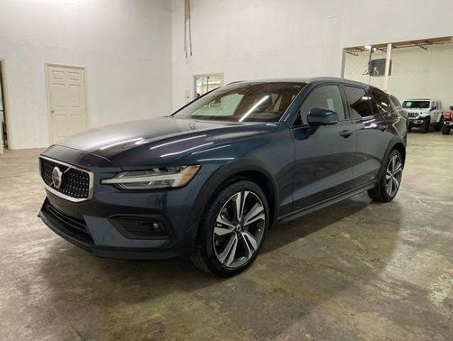Denim Blue Metallic 2025 Volvo V60 Cross Country Plus, B5 AWD Gas (mild hybrid)