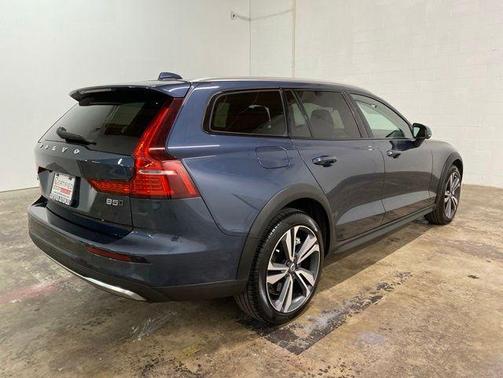 Denim Blue Metallic 2025 Volvo V60 Cross Country Plus, B5 AWD Gas (mild hybrid)