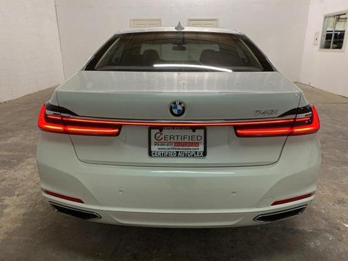 2022 BMW 740 i