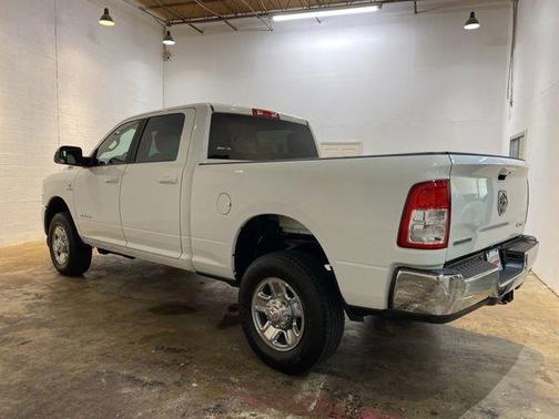 Bright White Clearcoat 2022 RAM 2500 Big Horn Crew Cab 4x4 6'4' Box