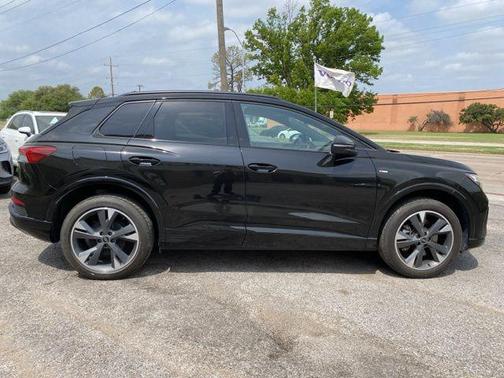 Mythos Black Metallic 2024 Audi Q4 e-tron Premium 50 quattro