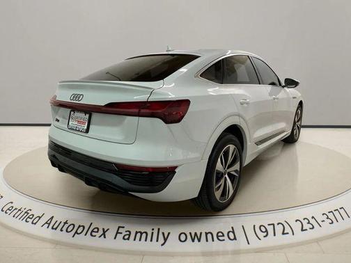 Glacier White Metallic 2024 Audi Q8 e-tron Premium